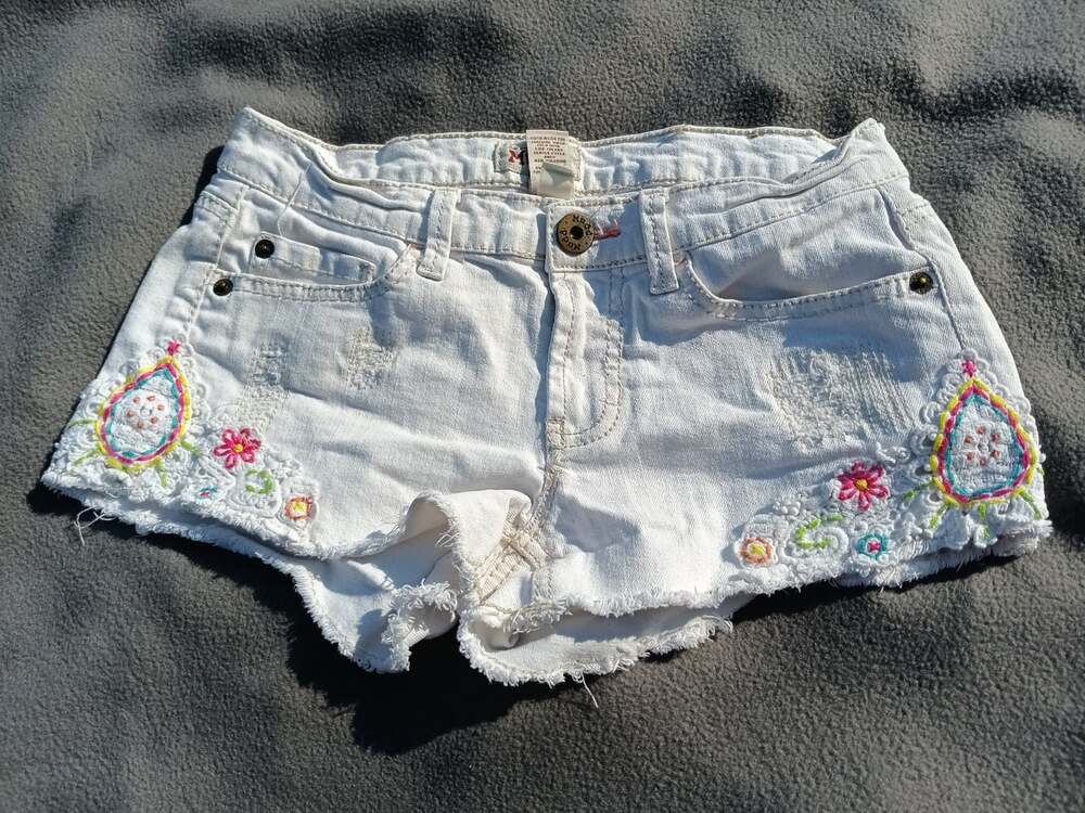 Mudd White Ivory Denim Shorts Size 5 Floral Embroidered Raw Hem Festival Boho
